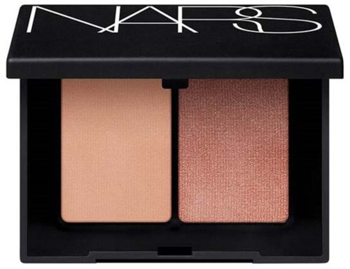 En NARS-blushpalett med två nyanser, en ljus och en skimrig, i ett svart kompakt.