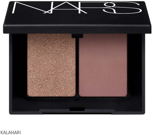 En NARS makeup-compact med två nyanser: en glänsande brons och en matt rosa.