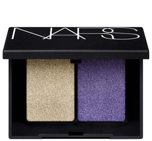 En svart makeuppalett med två skimrande ögonskuggsfärger: beige och lila.