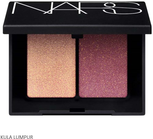 En NARS ögonskuggspalett med två nyanser, en ljus och en mörk med glitter. Paletten har ett svart lock.