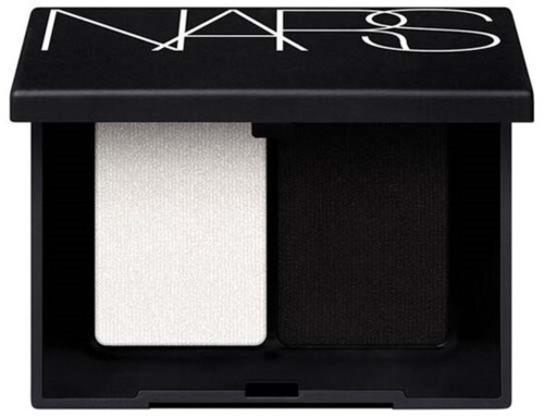 En NARS ögonskuggspalett med vita och svarta nyanser inuti.