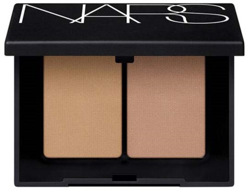 NARS sminkkompakt med två beige nyanser inuti. Den har ett svart skal och vitt text på toppen.