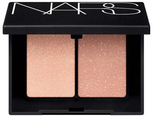 Två rougepuder i en svart förpackning med NARS-loggan på locket. Ena är vanlig, den andra har guldglitter.