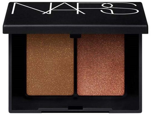 En NARS makeup-palett med två skimrande ögonskuggor, enguld och kopparfärgad, i ett svart fodral.