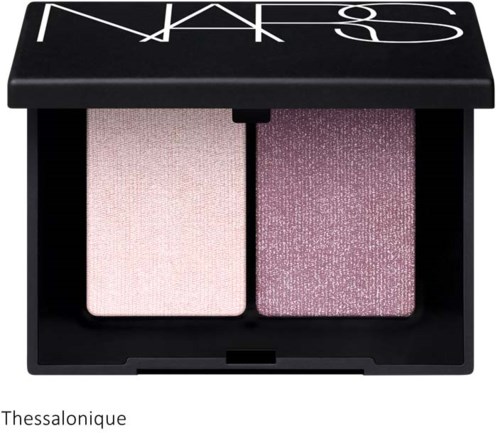 Två rosa och lila skimriga ögonskuggor i en NARS-kompakt. Enkel svart låda med NARS-logga på toppen.