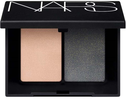 En NARS ögonskuggspalett med två nyanser: en matt beige och en mörk med skimrande effekt.