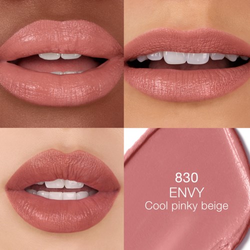 läppstift i nyans 830 ENVY, märkt som 'Cool pinky beige,' visas på läpparna i fyra olika vinklar.