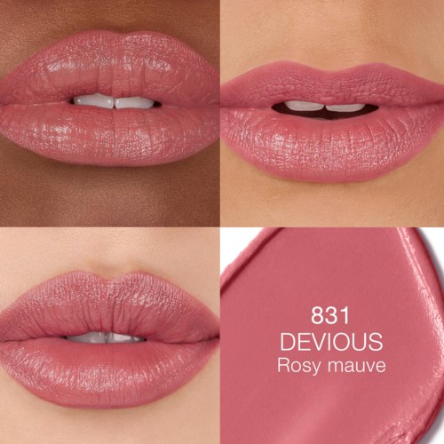 Nahaufnahme von Lippen mit verschiedenen Pink-Lippenstiftfarben und ein Lippenstiftmuster in Farbton 831 Devious.