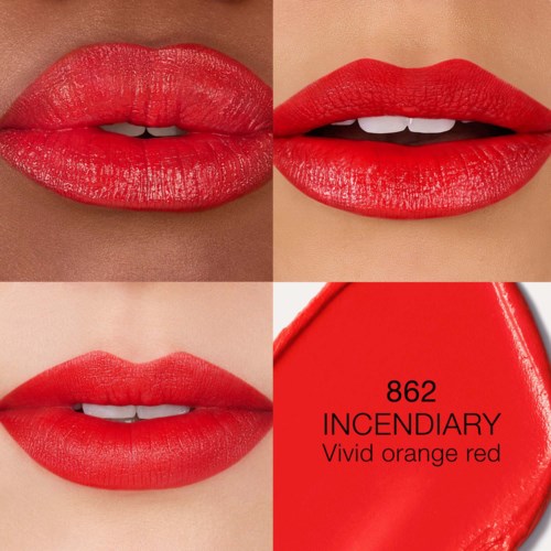 Rode lippenstift op lippen, met een kleurstaal gelabeld '862 INDIANARY Vivid orange red' in een make-upproductenhouder.
