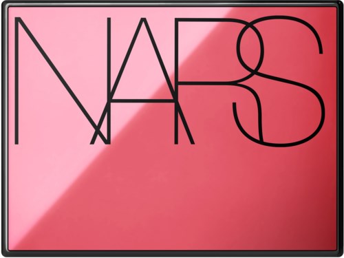 NARS-logo på bakgrunn med rosa gradient. Enkel svart tekst, moderne og elegant design.