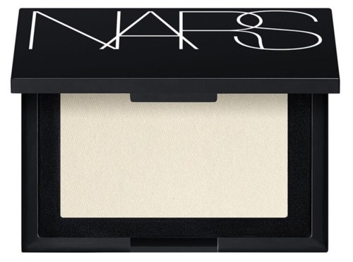 En NARS sminke kompak med hvitt pulver inni, svart eske og NARS-logo på lokket.