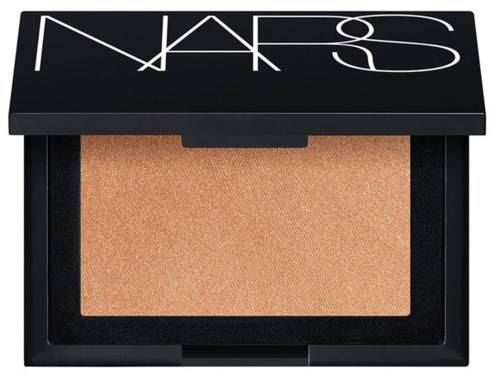 En NARS sminkkompakt med beige pulver inni og en svart etui med hvitt NARS-logo på toppen.