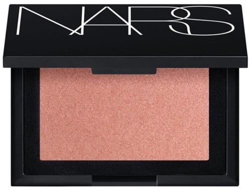 En liten NARS-blush i lys rosa nyanse med svart emballasje og hvitt logo på toppen.