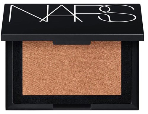 En NARS-makeuppalett med beige pudder inni og svart lokk med hvit tekst.