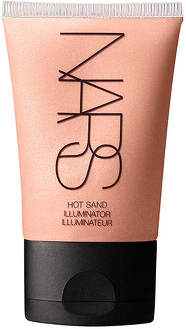 Rosa tub med NARS Hot Sand Illuminator och svart lock. Text och enkel design.