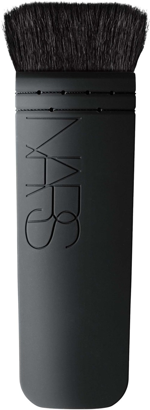 En svart NARS-borste med täta borst och ett stilrent handtag som visar märket.