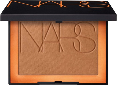 NARS-pakkauspuuteripakkaus, jossa on logo kannessa ja nimi jäätynyt pieneen puuteriin.