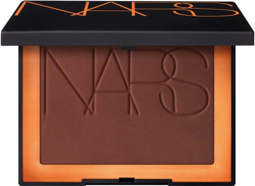 NARS-positiivilaukku, jossa ruskea poskipuna ja musta kansi, jossa NARS-logo oranssina.
