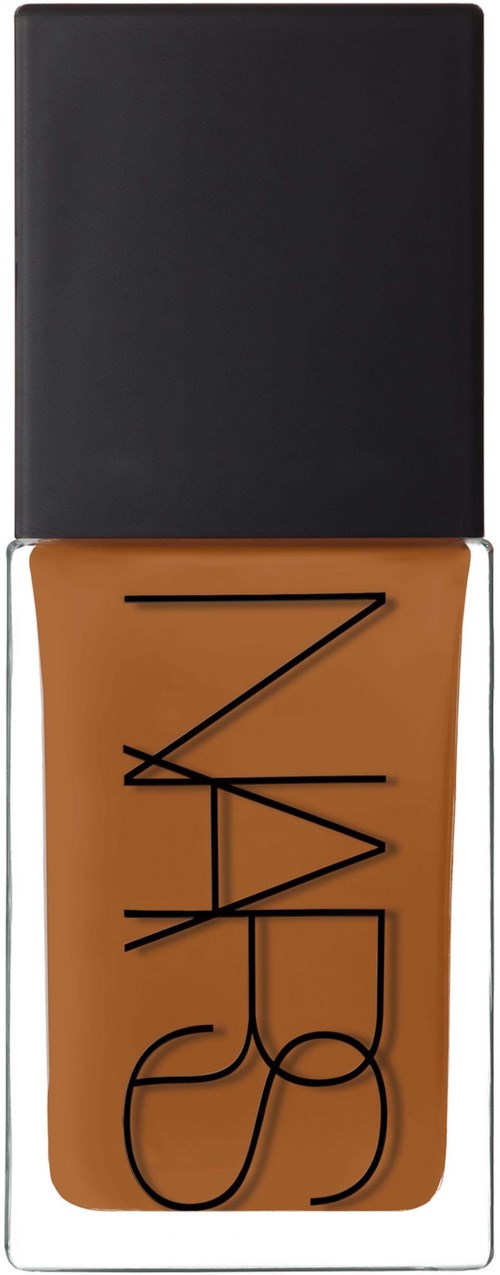 Eine Flasche mit brauner Foundation, schwarzem Deckel und der Marke "NARS" in vertikaler Schrift.