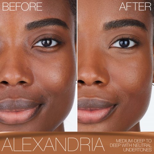 Die Haut sieht nach Behandlung oder Make-up klarer und gleichmäßiger aus. Die Person hat ein leichtes Lächeln und glatte Haut.