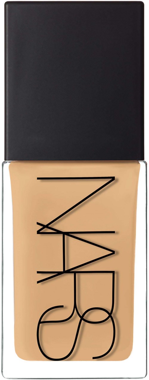 En flaske med NARS flydende foundation med sort låg, beige væske inde i, mærket står vertikalt på flasken.