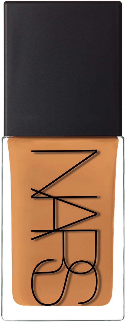 NARS flytande foundationflaska med svart lock och beige vätska inuti. Varumärket är skrivet vertikalt på flaskan.