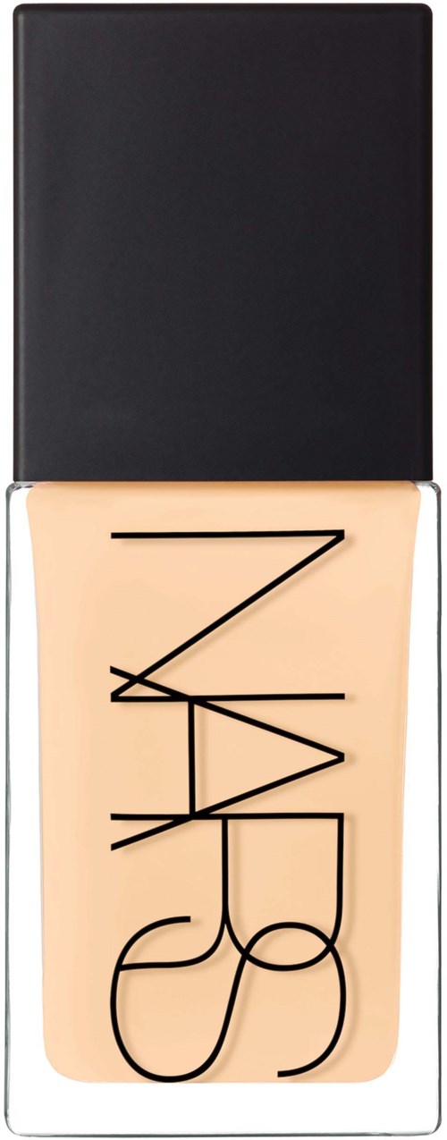 En flaske NARS foundation med sort låg og klart legeme, der viser produktet indeni.