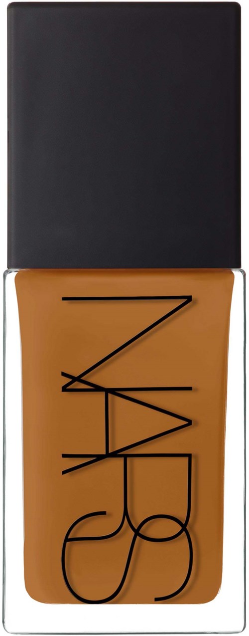 NARS flydende foundation i en beige flaske med sort låg og fed sort tekst på forsiden.