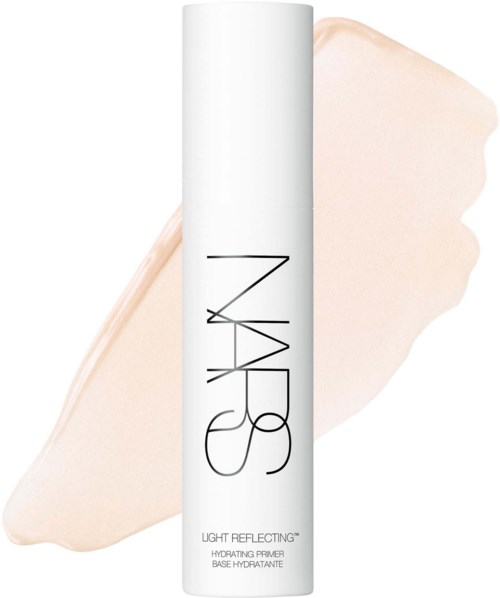 NARS Light Reflecting Hydrating Primer i en vit tub med svart text. En beige färgprovsstrykning finns i bakgrunden.