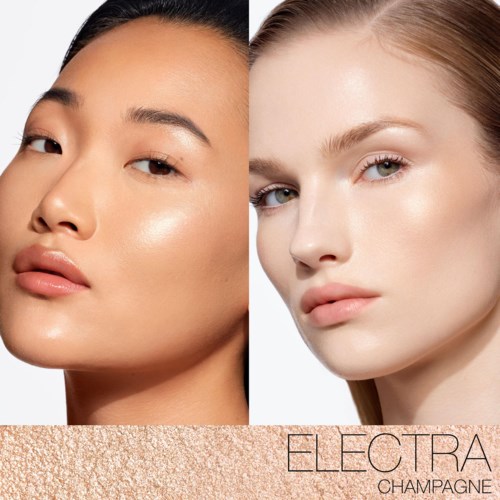 To kvinder med klar, glødende hud og minimalistisk makeup, side om side, reklamerer for et skønheds- eller hudplejeprodukt.