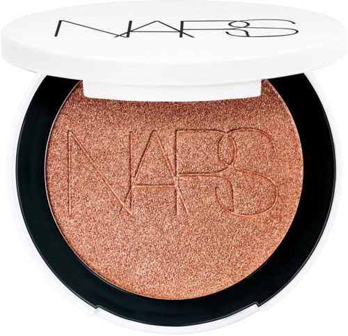 NARS blush i en rund beholder med guldfarvet shimmer finish. Mærket er på låget.