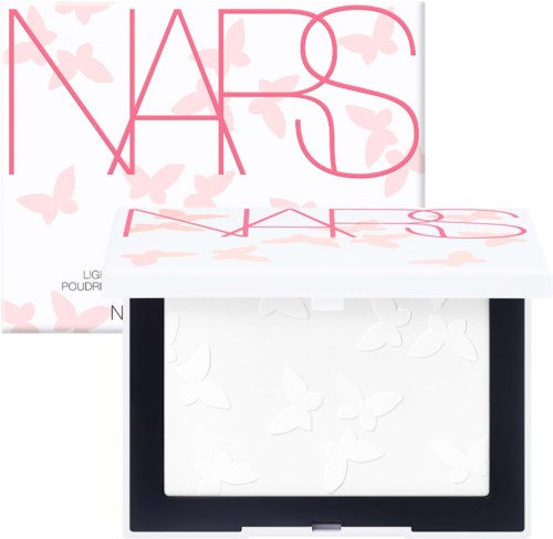 NARS-logotyp i rosa med fjärils-mönster på vit bakgrund. En svart bricka är framför.