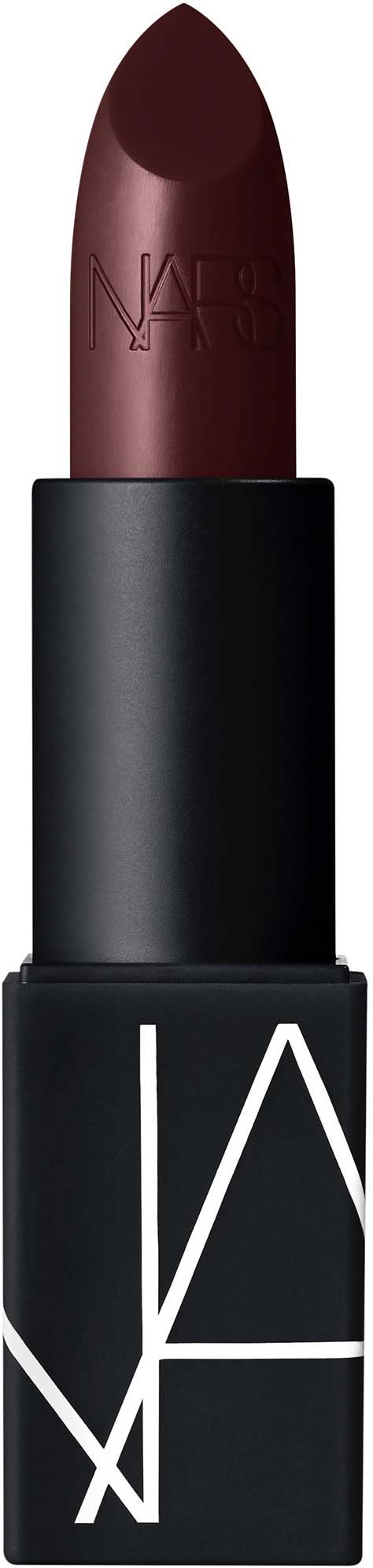 En NARS leppestift i mørk brunfarge i svart rør med hvit design. Bakgrunnen er svart.