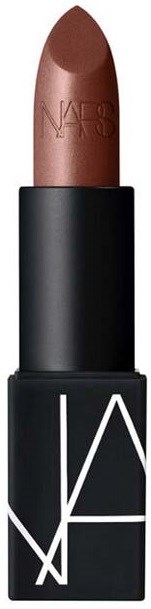 En brun läppstift i ett svart fodral med NARS-loggan, mot en svart bakgrund.