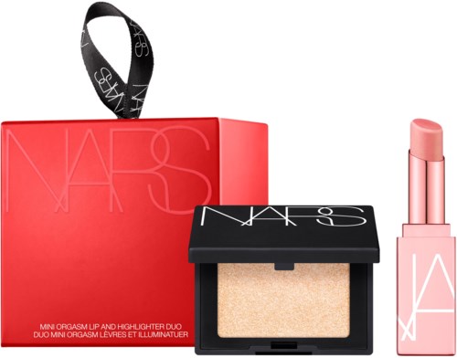 Makeupset från NARS med röd box, svart kompakt och rosa läppstift.