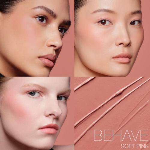 Drie vrouwen met natuurlijke make-up in zachte roze tinten. Een roze achtergrond en lijnen met het woord 'BEHAVE'.