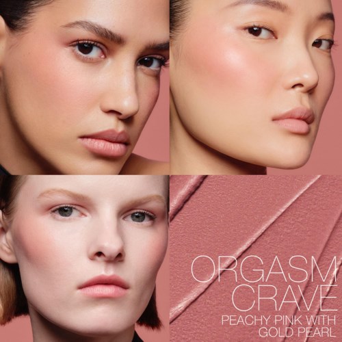 Vier Frauen mit klarer Haut, natürlichem Make-up und unterschiedlichen Haarfarben, zusammen mit Makeup-Produkten und Text über einen pfirsichfarbenen pinken Lippenstift.
