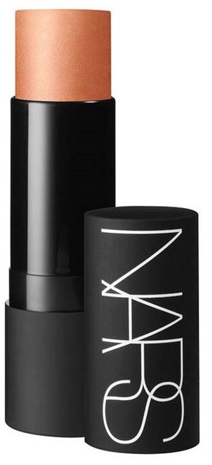 Ein beigefarbener Make-up-Stift, teilweise aus schwarzem Behälter mit weißem NARS-Logo.