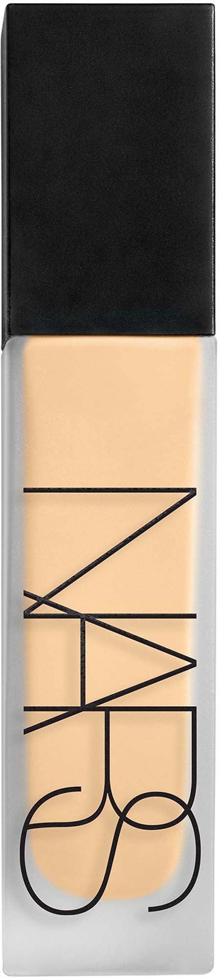 NARS foundationflaske med sort låg og klar krop, der viser lys beige væske.