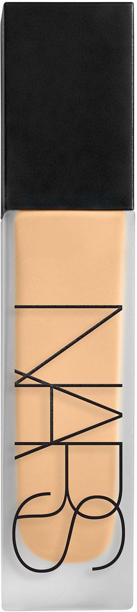 En NARS foundation flaske med sort låg og gennemsigtig krop, der viser beige væske inde i.