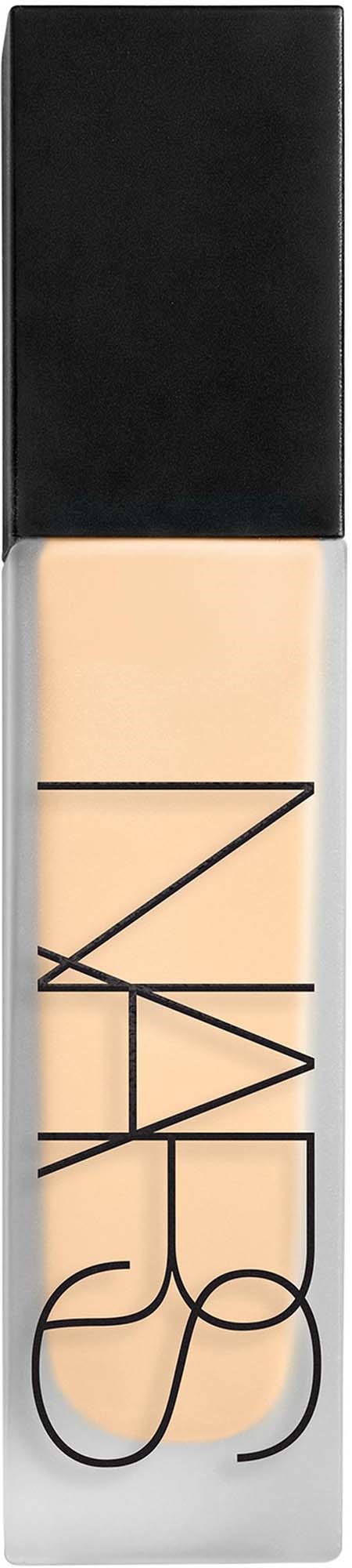 En NARS flydende foundationflaske med sort låg og klar krop, der viser lys beige produkt.
