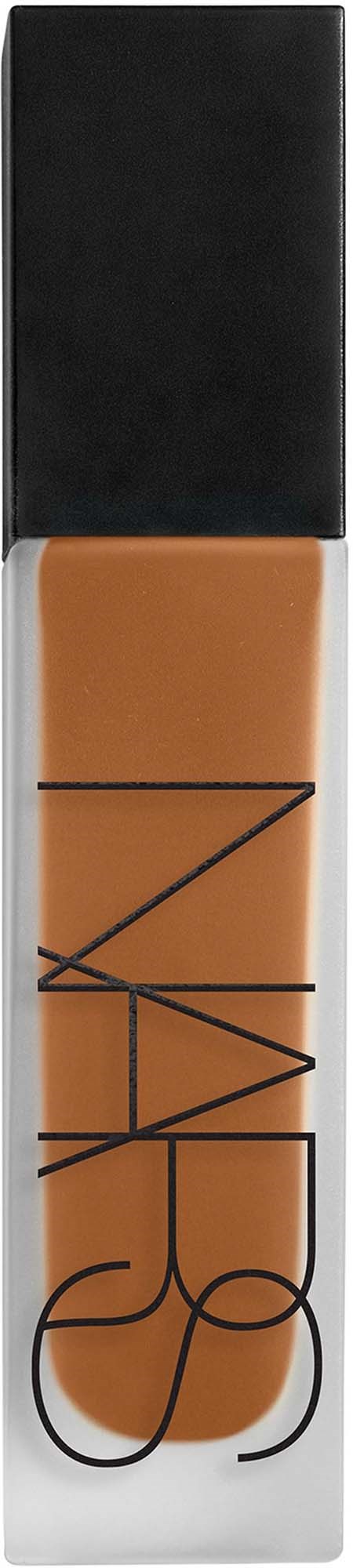 En NARS flydende foundation i en klar tube med sort hætte, der viser den beige makeup indeni.