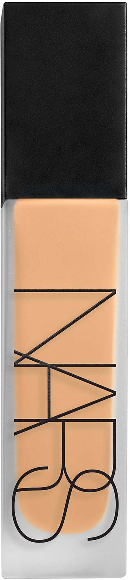 En foundationflaske med sort hætte og klar krop, der viser beige væske indeni. Mærket NARS er trykt på den.