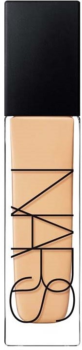 Ett beige flytande foundation i en genomskinlig flaska med svart lock och NARS-logga.