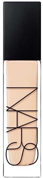 En flaska flytande foundation från NARS med svart lock och genomskinlig kropp som visar ljusbeige produkten.
