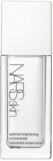 En klar flaske med hvit kork, merket 'NARS' og 'optimal brightening concentrate' på forsiden.