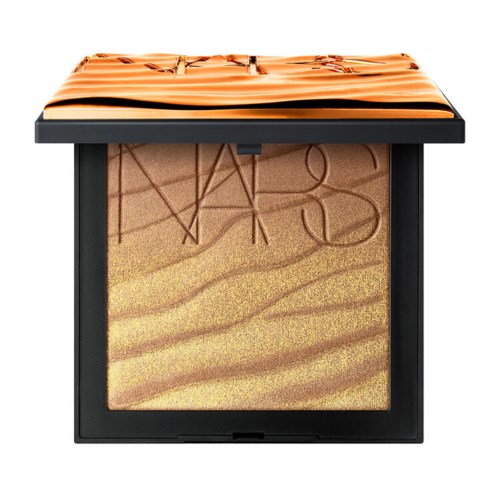 En sminke-highlighterkoffert med skinnende gyllen pudder, preget med NARS-logoen på overflaten.