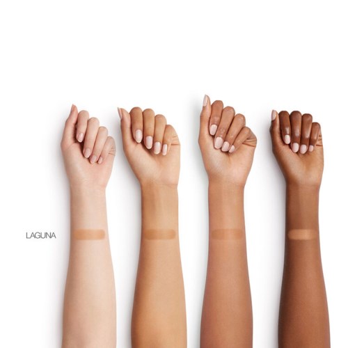 Fire armer med ulike hudtoner viser prøver av foundation eller concealer, med hender hevet og knyttnevene.