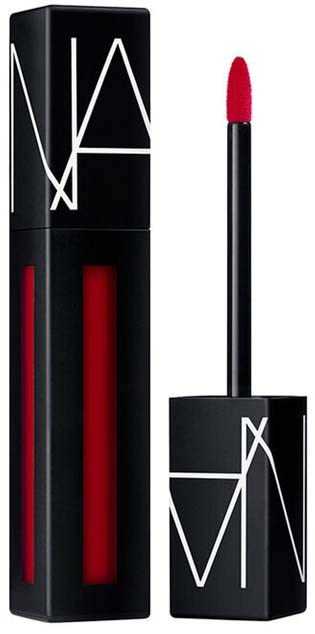 Een zwarte lippenstiftverpakking met een rode lipstick en een modern NARS-logo. De verpakking is strak en stijlvol.