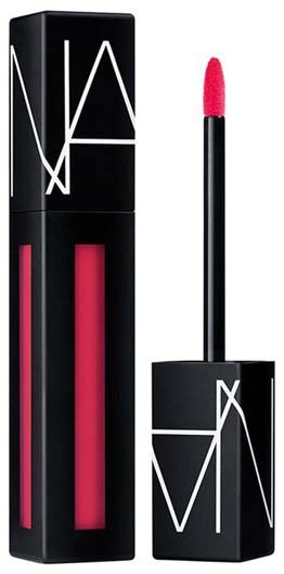 Lippenstift in zwart doosje met roze kleur en applicator. De verpakking heeft logo.
